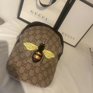 Gucci keps bi - Jättefin gucci keps till salu, den är storlek M och följer med påse.