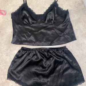 Pyjamas shorts set  - Jättefint pyjamas set i silke. Aldrig kommit till användning 