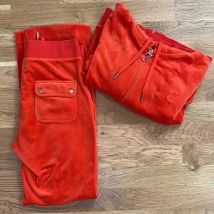 Oranget set från Juicy Couture - Säljer ett snyggt orange set från Juicy Couture i storlek S. Byxorna har en bekväm passform med resår och snörning i midjan. En liten fläck på armen men inget man tänker på.💕