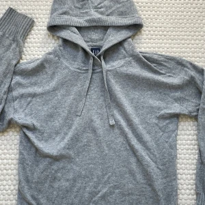 Stickad hoodie GAP - En jätte mysig stickad hoodie från GAP. Den har en defekt som syns på sista bilden, annars i bra skick. Hör av er för frågor!💕