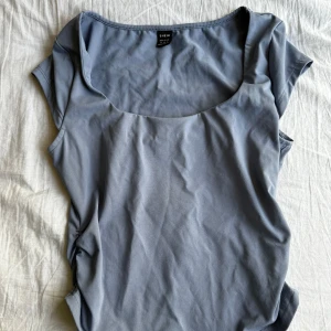 Top ljusblå - Ljusblå top från SHEIN i strl m. Lite kortare modell. Sparsamt använd 