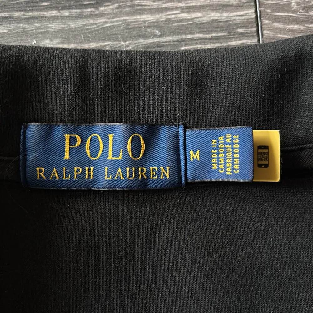 Säljer min ralph lauren halfzip på grund av att den e lite för korta vid midjan. Den har inga defekter och är riktig. Skriv gärna om ni har frågor och jag tar i mot byten. Nypris är 2200 och jag säljer den för 1200kr. Hoodies.