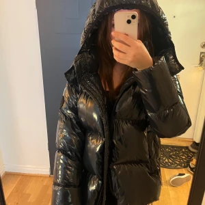 Tommy hilfiger jacka - Säljer min jätte fina  tommy hilfiger jacka! Den är mörkblå men nästan svart. Passar så bra nu till vintern! 