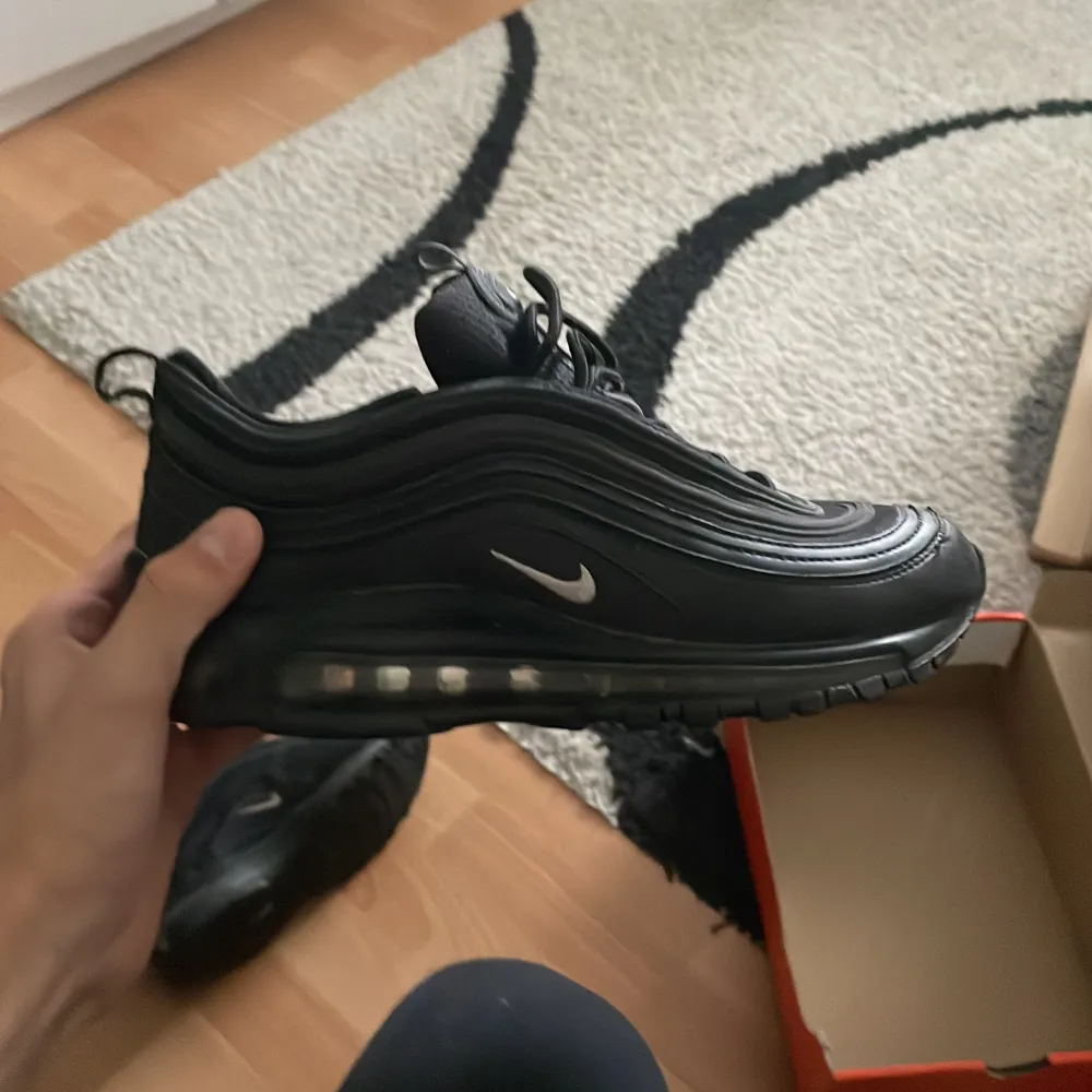 Säljer dessa Nike Air Max 97 strl 39 eftersom de kommer ej t användning längre. Har använt de cirka 10 gånger under 1 år därför säljer jag de. De är köpta för 2399:-. De är både löpar- och everyday skor. Jag är öppen för byten + kan pris diskuteras! . Skor.