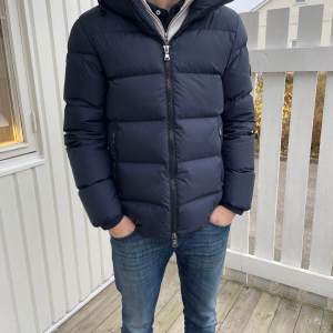 Säljer min J.Lindberg winter puffer jacket, med lapparna kvar (aldrig använd, då jag köpte fel storlek)  Köpt för 4800 kronor  Storlek: L Färg: marin blå 