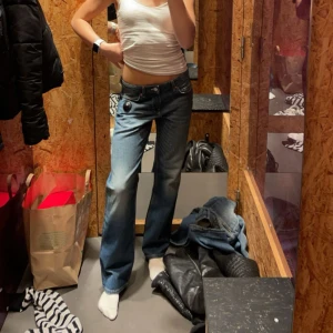 Weekday arrow low straight jeans mine blue - Weekday-jeans som jag säljer då jag insåg när jag använde dem att midjan var lite för stor för mig. Endast använda några få timmar en dag, i helt nyskick. Jag är 170cm för referens. 26/32