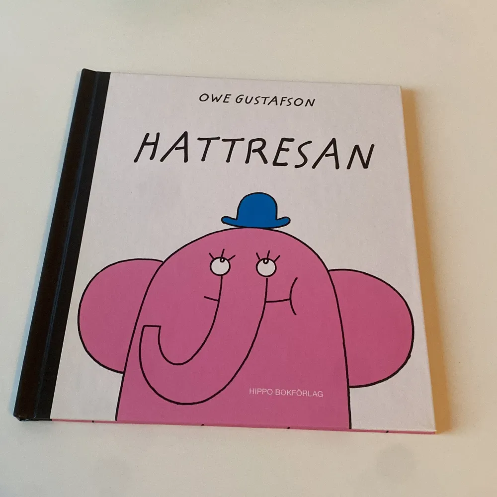 En charmig barnbok om elefanten Knut som bor i en röd liten stuga i skogen. Boken är fylld med färgglada illustrationer och enkel text, perfekt för yngre barn. Knut trivs i sin stuga men känner sig ibland ensam, vilket leder till ett äventyr. Perfekt för högläsning och att upptäcka tillsammans.. Böcker.