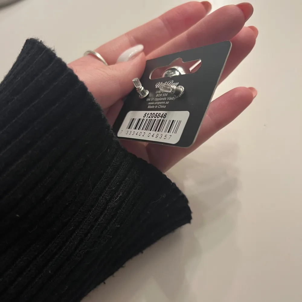 Nyskick. Oanvända. Defekt på sista bilden, något som sticker ut, tror det är ngt produktions misstag.. Accessoarer.