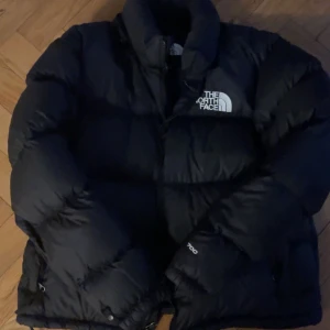 North face jacka  - En as skön och snygg vinterjacka. Har använts men är fortfarande i toppen skick. Den är även nyligen kemtvättad. Priset kan diskuteras!