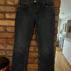 Bootcut jeans - Skitsnygga mörkblåa jeans med bootcut från Gina som tyvärr blivit för små…