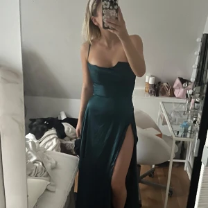 Bak klänning - Endast använd en gång och är inte sönder på något sätt. Den är normal i storleken men i början var den lite för lös där bak så jag har sytt in den så att den ska sitta bättre.