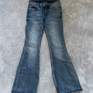 Jättesnygga bootcut jeans från Weekday. Kommer inte till användning och de är endast använda 2 gånger. Storlek 26/32