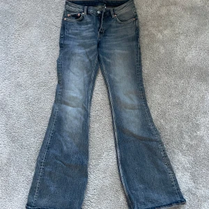 Weekday jeans - Jättesnygga bootcut jeans från Weekday. Kommer inte till användning och de är endast använda 2 gånger. Storlek 26/32