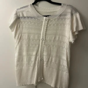 Stickad t-shirt - Sååå fin stickad t-shirt som är köpt på Plick!! Har använt den en gång så den är helt i nyskick och har inga defekter💕💕🥹🥹🥹