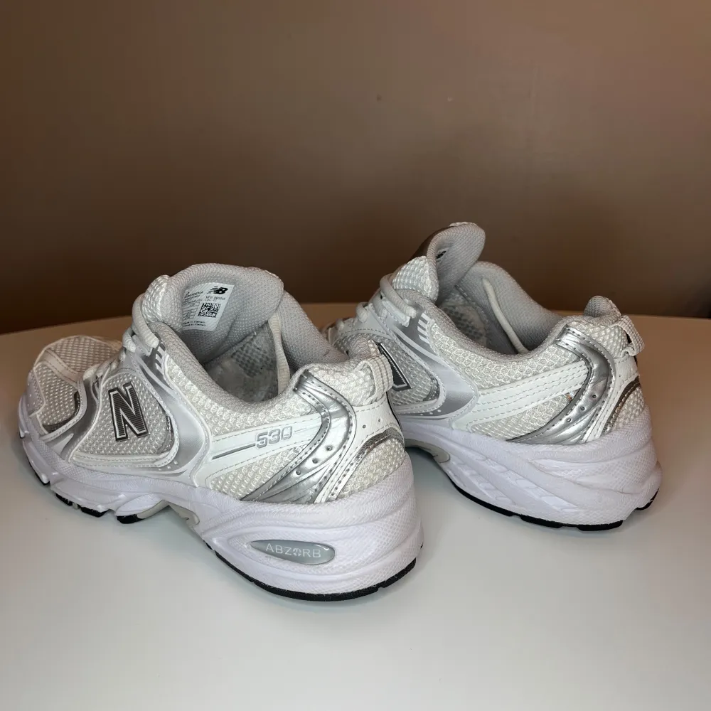 Säljer dessa fina och nya New Balance då de blev för små, de är använda MAX 5 gånger. FÄRG: VIT-SILVER. OBS… Nypris: 1259kr Säljer för: 999kr Snabbköp: 800kr. Skor.