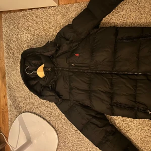 Ralph lauren jacka  - Årets vinterjacka, nypris på denna jacka är 4599kr och jag säljer den för 2999 kr🙌, vid mer frågan kan ni kontakta mig 😁