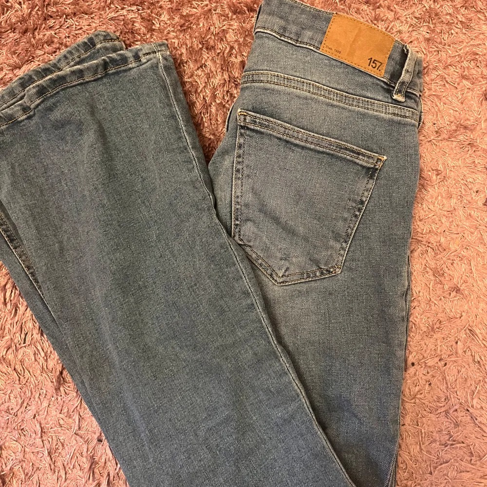Säljer ett par blå bootcut jeans från Lager 157 Har aldrig använt dom och dom är i bra skick. Kontakta mig om du har frågor💕 . Farkut & Housut.