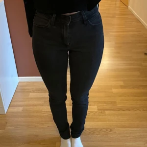 Svarta jeans - Svarta jeans från Lee i storlek 27/31. Bra skick.