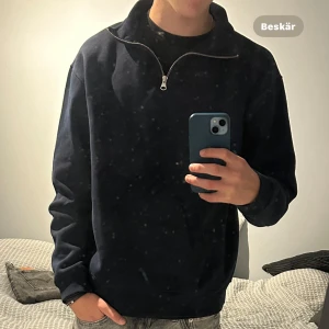 Mörkblå tröja med dragkedja från Zara - Säljer en stilren mörkblå tröja från Zara med dragkedja vid halsen. Perfekt för både vardag och lite mer avslappnade tillfällen. Tröjan har långa ärmar och är i ett mjukt material som känns skönt mot huden. Passar bra till jeans eller chinos för en snygg look.