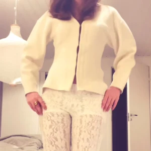 Tröja vit  - Så fin tröja i super bra skick. Använd köp direkt 