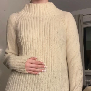 Vintage stickad - Säljer denna söta vintage stickade tröja med polo, lite rory Gilmore vibe. Köpte den second hand och är fortfarande i jättefint skick. Den är också lite lite längre bak. Brukar bära XS-S. 