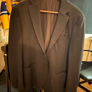 Massimo Dutti kavaj - Mörk grönt kavaj med 3 knappar från Massimo Dutti använd 1 gång ute Inga skador eller fläckar