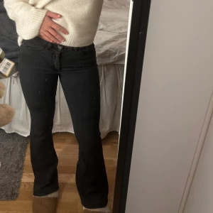 Lågmidjade bootcut jeans  - Säljer dessa svarta lågmidjade bootcut jeans från Vila endast använd få tal gånger och i mycket fint skick🫶🏼