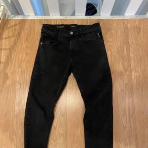 Säljer ett par Replay Jeans i passformen Slim | Jeansen är Hyperflex | Storlek 28/30 | Skick 10/10 | Bara höra av sig vid frågor🙌