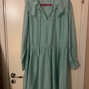 Klänning från InWear - Säljer en alldeles ny superfin mintgrön/turkos klänning från InWear. Den har ett diskret prickigt mönster och långa ärmar.