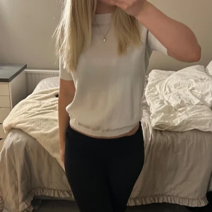 Stickad T-shirt  - Söt stickad tröja, aldrig använd! 