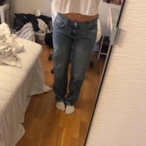 Low waist jeans  - Straight low waist jeans som är normala i storleken och har endast använt dom en gång.