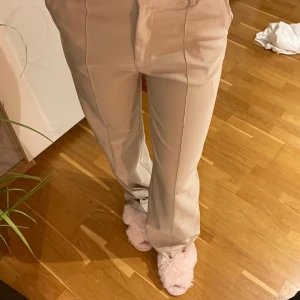 Kostymbyxor  - Säljer mina beiga kostymbyxor från venderby’s! Dom är i storlek M och jag är 166 och de är lite för stora på längden💕använda några gånger