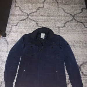 J Lindberg field jacket - J Lindberg field jacket i storlek L och bra skick och saknas bara en knapp annars nyskick och säljs därför för endast för 1199 när nu pris är cirka 3000