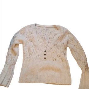 Beige stickad tröja med knappar - Säljer en superfin beige vit stickad tröja med v-ringning. Är perfekt för höst och vår. Den är både mysig och stilren, passar till både jeans och kjol.💞 Det står inte storlek men det är rätt så baggy