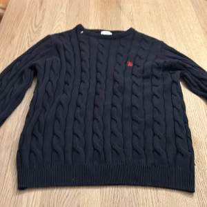 Polo cable knit tröja 160 - Helt nu polo tröja använd bara ett få tal gånger, perfekt skick och inga defekter.