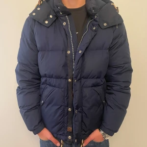 Ralph Lauren Vinterjacka  - Ralph Lauren Jacka  i en riktigt schysst färg! Skicket är väldigt fint, storlek XL (passar även L) och modellen är 193.  Säljes ej via "Köp Nu"