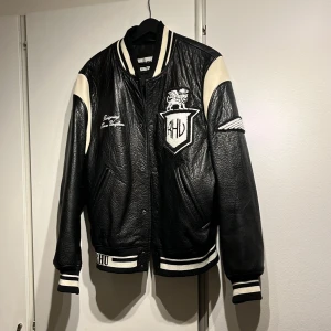 Varsityjacka - 100% buffaloläder Riktigt fet collab mellan Rhuigi (Rhude’s grundare) och zara  Boxy fit  Öppen för prisförslag