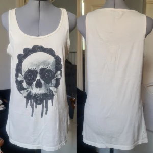 Off white linne tryck M - Bra skick. Vidd 43-49, Längd fram: 68, bak: 70