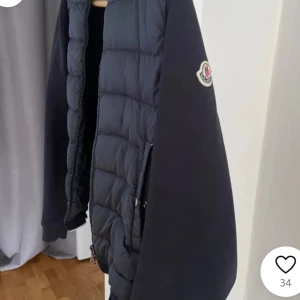 Lägger ut igen! kolla annonsen i mitt flöde! - Jackan är i väldigt bra skick och såklart äkta! Garanterar äktsvensk genom att skanna märket, qr koden och se siffrorna nedanför qr koden.!!  KAN TÄNKA MIG SÄNKA PRISET VID SNABB AFFÄR!!