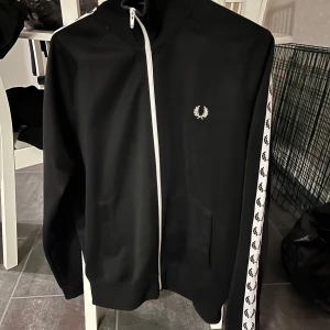 Fred Perry hoodie  - Hoodie i bra skick använd fåtal gånger 