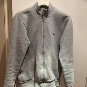 Lacoste hel zip - Mycket bra skick använt ungefär 4 gånger helt ny, priset är förhandlingsbart.