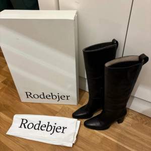 Dolores knee-high boots.  Skaftvidd 40cm, höjd 47cm  Aldrig använda.  Äkta ko-läder.   Felköp för mig då de inte passade mig och tiden för att lämna tillbaka utgick.   Nypris enligt Rodebjers hemsida 5495kr.