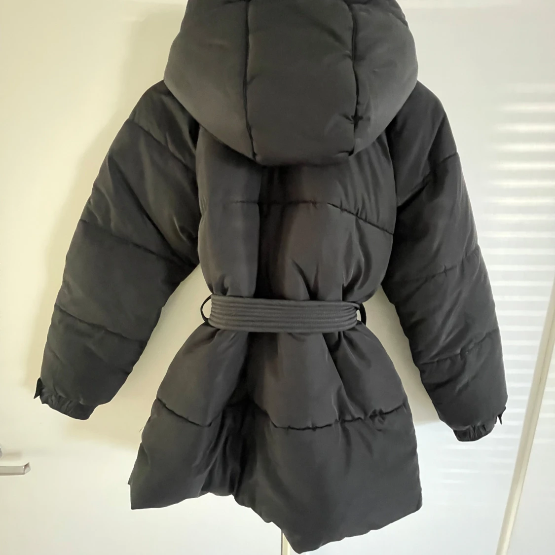 1. Svart puffig jacka – stilig & varm med bälte och huva!