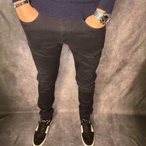 Replay anbass jeans  - // Replay anbass jeans | Storlek W32/32 | Benlängd: 109cm / Midja: 42 cm | Nypris runt 1800kr | Kontakta för fler frågor eller funderingar // Deluxecloset 