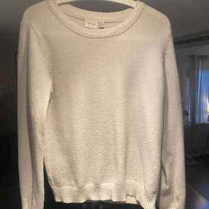 vit stickad tröja - fin tröja i bra skick men är lite nopprig men inget man tänker på strl M men passar också S. finns ett litet litet hål vid armen som knappt syns och kan lätt fixas med att sy ihop