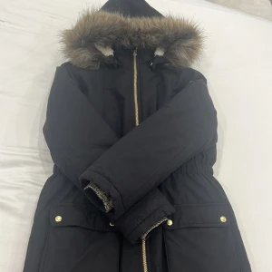 Vinterjacka - En skitfin vinter kan åt barn men passar både xxs och xs lika bra. Köpt på zalabdo för ca 900kr och bara använts ca 2 gånger pga att det var fel storlek. Pris kan diskuteras 💕