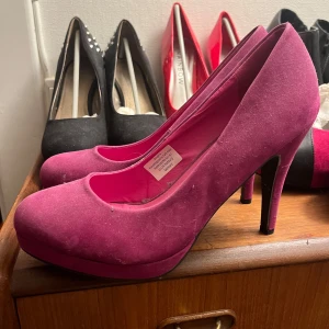 Rosa mocka pumps - Säljer ett par snygga rosa mocka pumps med hög klack. Perfekta för festliga tillfällen! De har en rund tå och är i välanvänt skick, men fortfarande i bra form. Passar bra till både klänning och jeans för en chic look☺️