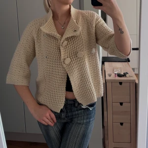 Cardigan  - Ascool kofta/cardigan, man kan knäppa den på många olika sätt.