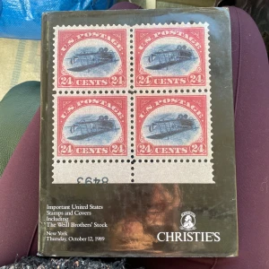Christie's katalog över viktiga amerikanska frimärken - Säljer en exklusiv auktionskatalog från Christie's, daterad 12 oktober 1989, med fokus på viktiga amerikanska frimärken och kuvert, inklusive 'The Weill Brothers' Stock'. Katalogen har ett elegant svart omslag med en bild av ett 24-cents frimärke. Perfekt för samlare och filatelister!storlek 27cm längd ,bred 22cm