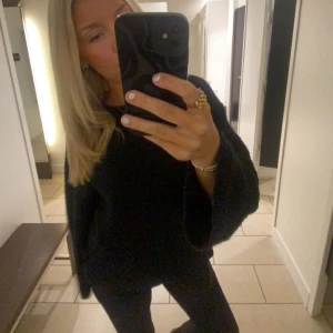 Svart stickad tröja från Gina - Svart stickad tröja från Gina i strl S, fint skick.